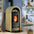 Eleganter 🍂 Kamin in Cremefarben, ideal für Wohnräume, mit 🔥 loderndem Feuer und Holzvorrat.