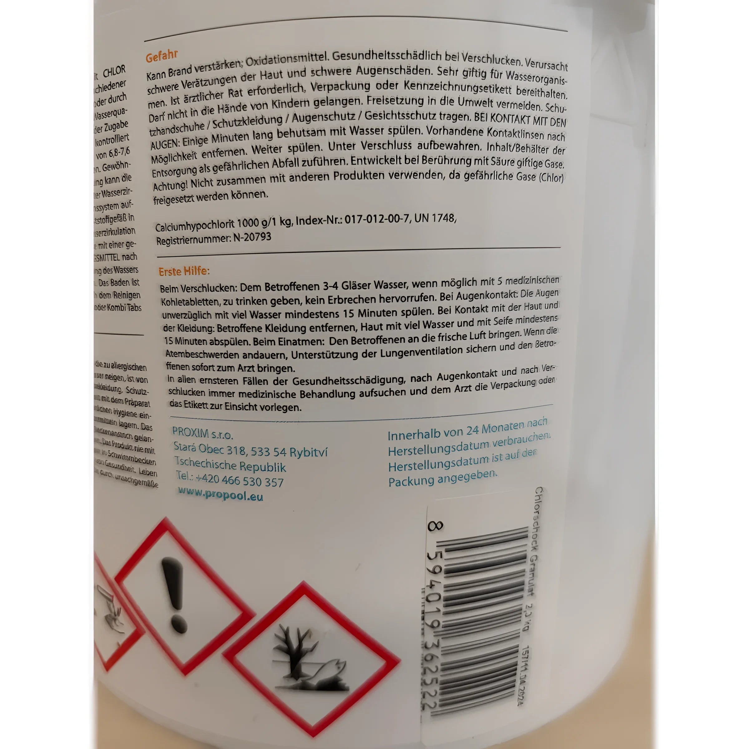 Weiße Verpackung des chemischen Produkts Chlor Schock Granulat schnelllöslich mit Sicherheitshinweisen und Anwendungshinweisen auf Deutsch