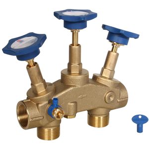 Brassmannifold mit blauen Ventilen und Ablasshahn für aqmos r2d2-72 Wasserenthärtungsanlage