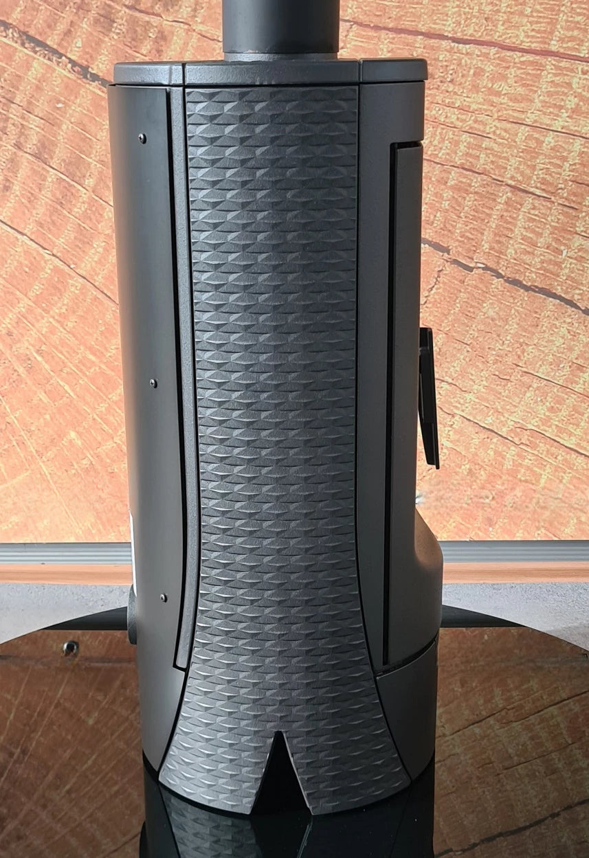 Designový litinový krb Plamen Tara – nezávislý na vzduchu v místnosti