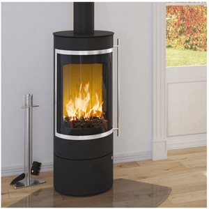 5 kW Kaminofen Pular Compact von Olsberg, modernes Design, große Scheibe 🔥, elegante Wohnatmosphäre.