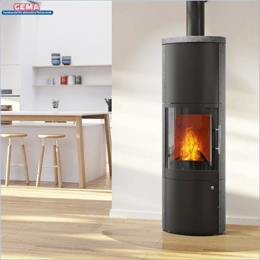 Kaminofen Leo von Königshütte 5 kW 🔥 in moderner Küche, raumluftunabhängig mit Wärmespeicher für nachhaltige Wärme.