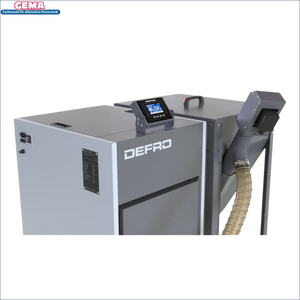 Graue weiße Pelletkessel NEXTPELL+ 20 kW mit digitalem Display und flexibler Schlauch
